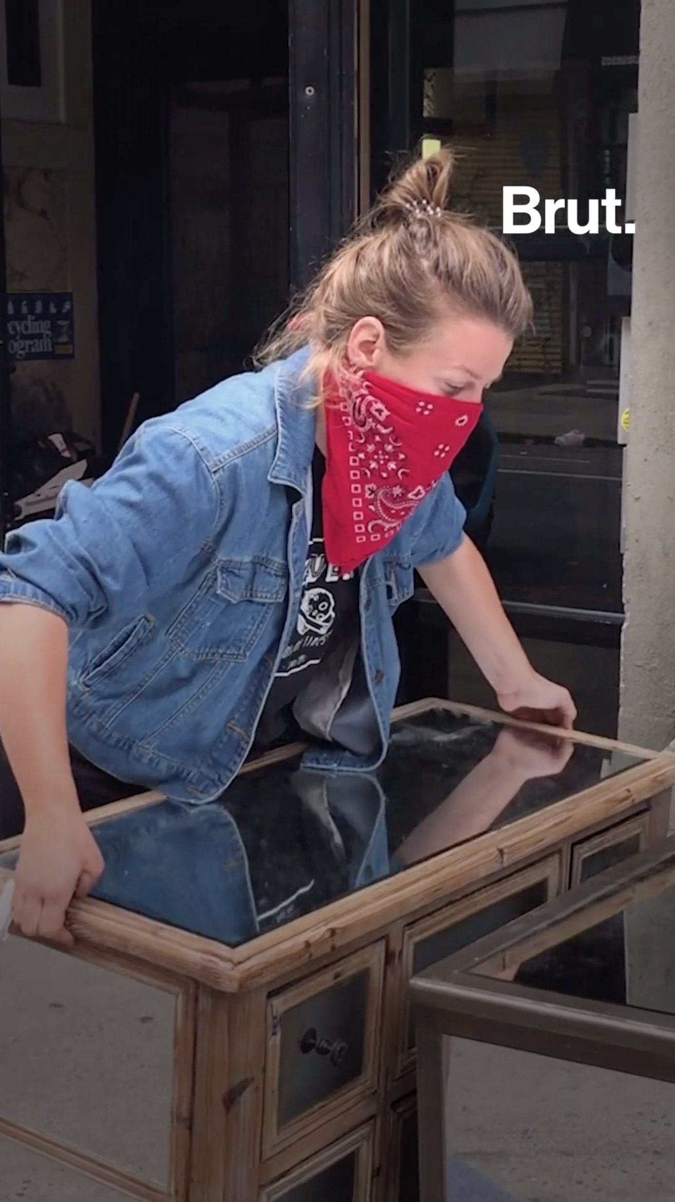 New York 'stooper' furnishes apartments with thrown out things Brut.