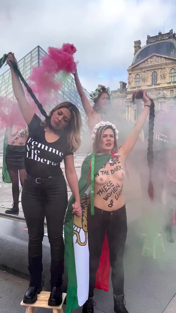 L’action Des Femen Pour Les Femmes Iraniennes Au Louvre | Brut.