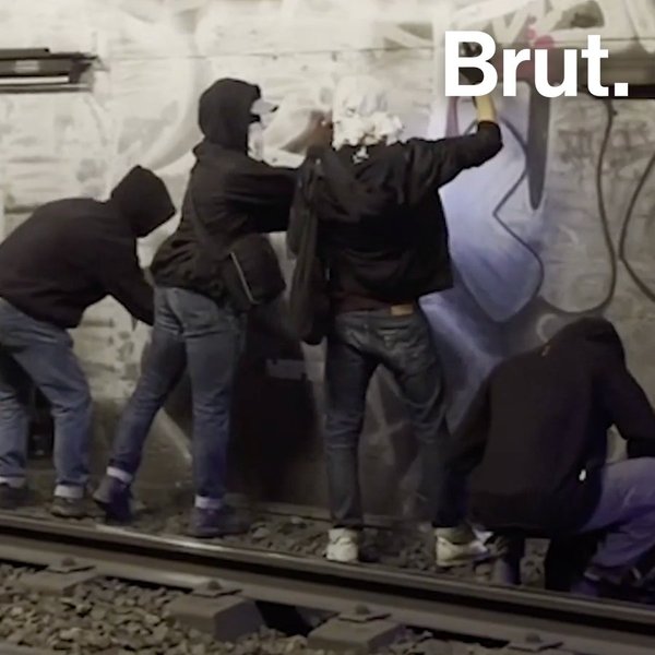 Une nuit avec des graffeurs dans le métro de Paris