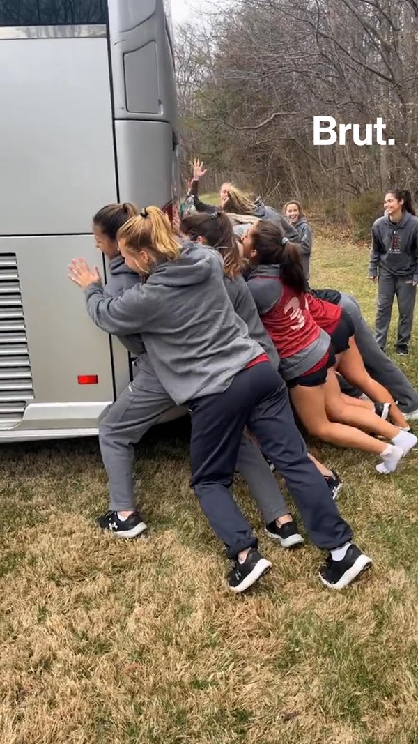 Women’s lacrosse team frees bus Brut.